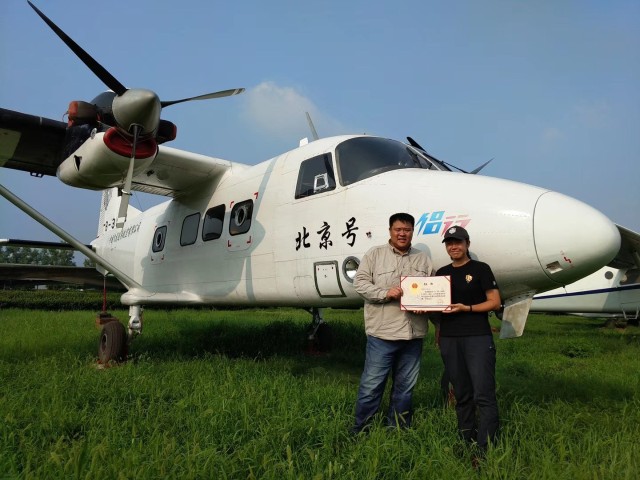 看看这架随着"侣行夫妇"完成前无古人的民族环球飞行挑战的飞机,是一