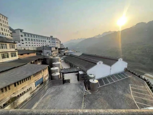 郑翁酒业的厂区(天台酒厂)位于茅台镇酱香型白酒核心产区15.