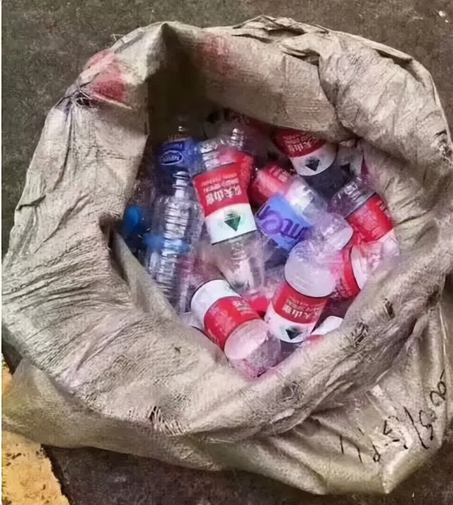 和股市大跌影响,这段时间实在困难,武汉这块地上的瓶子都是大龙在捡