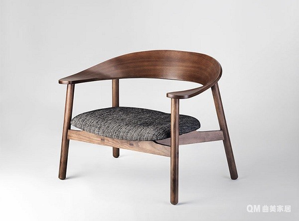 提到曲美家居,第一时间想到的一定是弯曲木家具,沙发扶手,茶几边角
