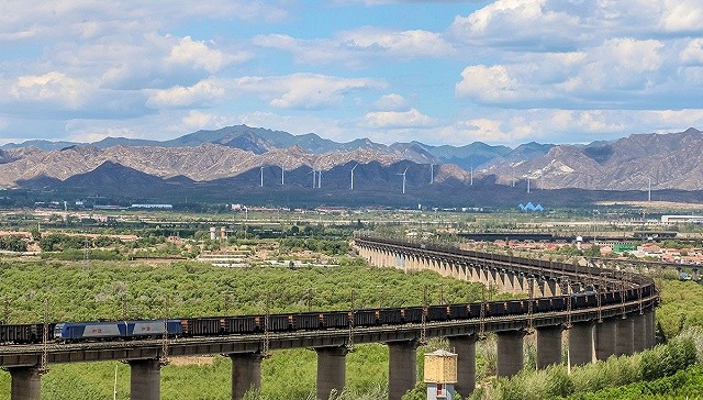 大秦鐵路途經天津市薊州區的鐵路段,兩輛火車發生碰撞