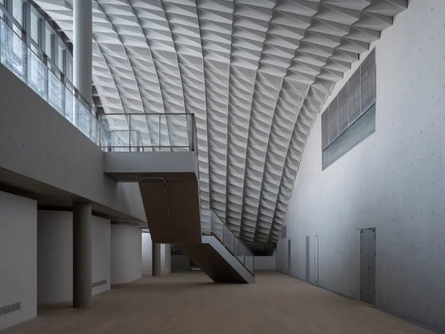 武汉琴台美术馆起伏屋顶塑造独一无二的展览空间