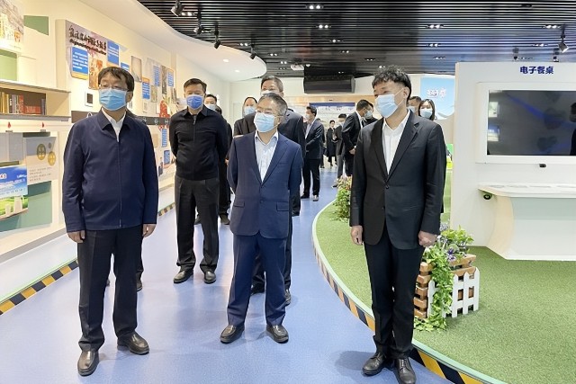 中原银行董事长徐诺金带队赴花花牛乳业实地调研