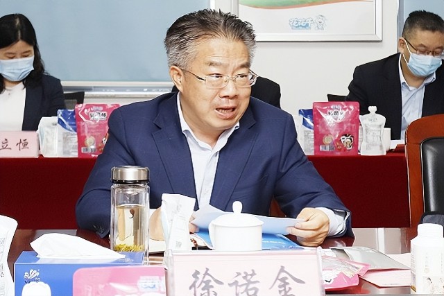 中原银行董事长徐诺金带队赴花花牛乳业实地调研