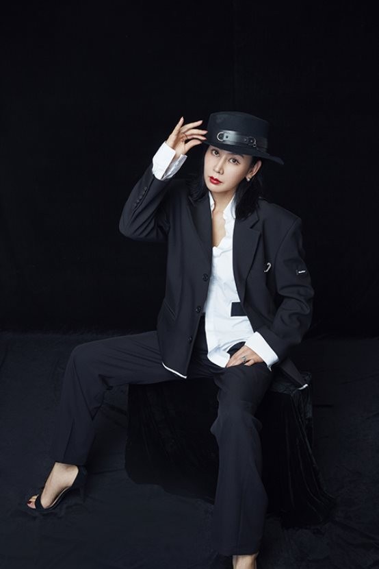 齐千郡西服造型曝光 又飒又美爱了爱了