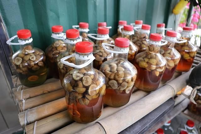 里可见各种各样的玻璃瓶子,里面是无花果干,无花果酒,嘉宝果泡酒等等