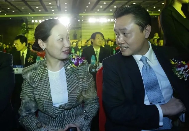 国美教父黄光裕回归1年!拼命365天,市值没了730亿!夫妻套现2.5亿