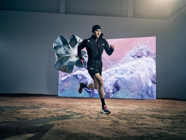 迪桑特品牌代言人彭于晏身着迪桑特跑步系列