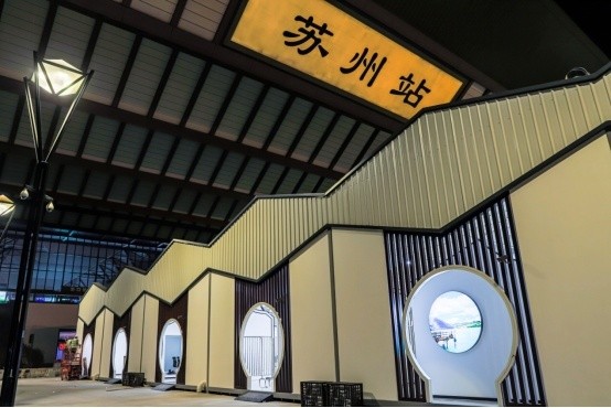 苏州火车站南广场疫情防控旅客分流中心严阵以待