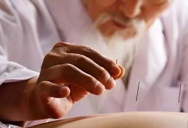 从而起到疏通经络,活血化瘀等作用,不需要像针灸一样刺入体内穴位