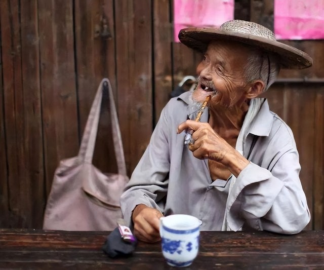 老头悠闲喝茶的图片图片