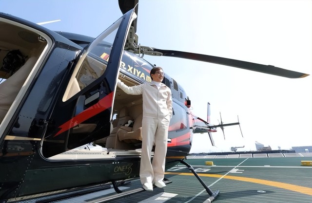 成龙坐直升机空降杭州!2000万拿下钱塘江豪宅,现场兴奋哼唱助兴