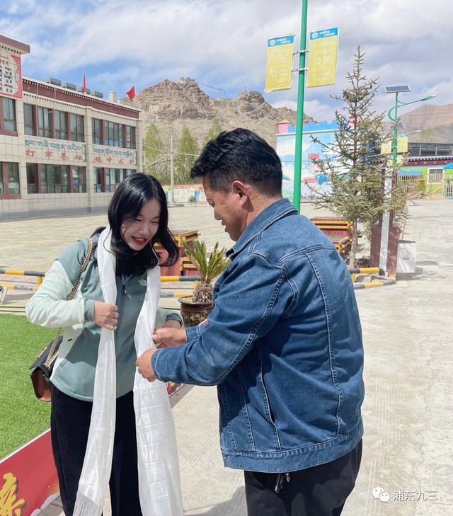 紫金乡小学校长索次向余建华董事长敬献哈达,以藏族的崇高礼节对本次