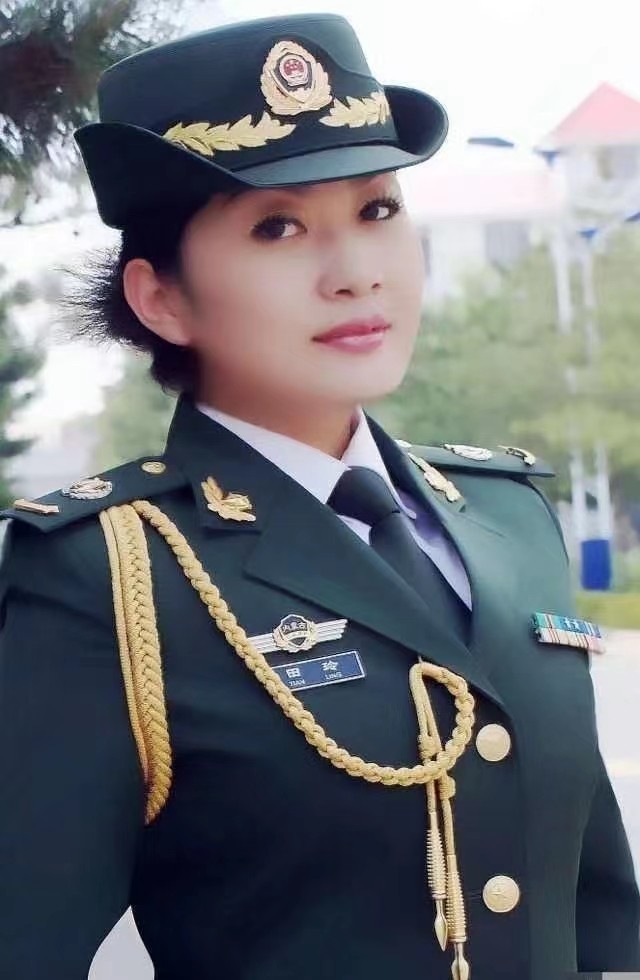 田玲,女,汉族,中共党员.从包头市特招入伍到武警内蒙古总队文工团.