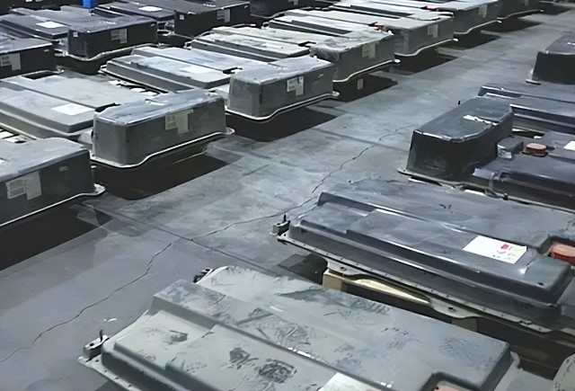 反倒成为车企的香饽饽,退役的动力电池被疯抢,价格一天一变,甚至出现