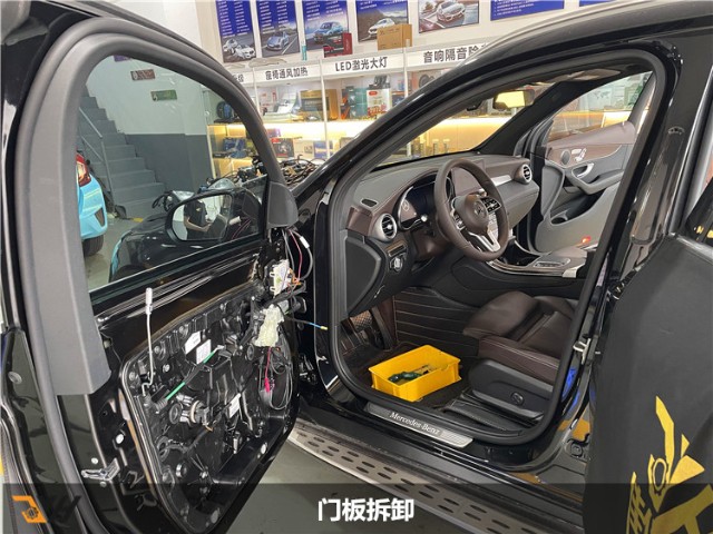 奔驰glc原车内饰,漆黑一片,毫无亮点,门板高音位只有一个普通的塑料