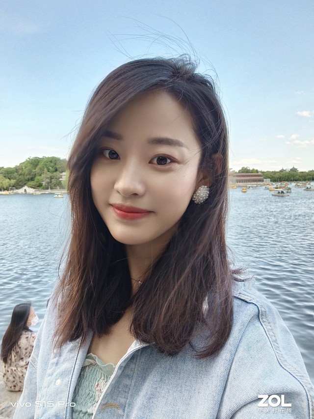 万像素前置摄像头拍摄的照片拥有较高的解析力,人物面部的妆容细节