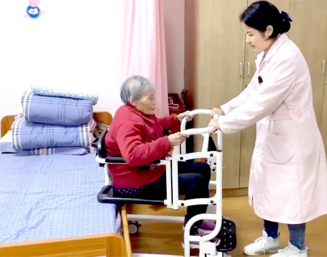 照顾行动不便或瘫痪老人很难吗？拥有了它，原来可以这么容易_财富号_东方财富网