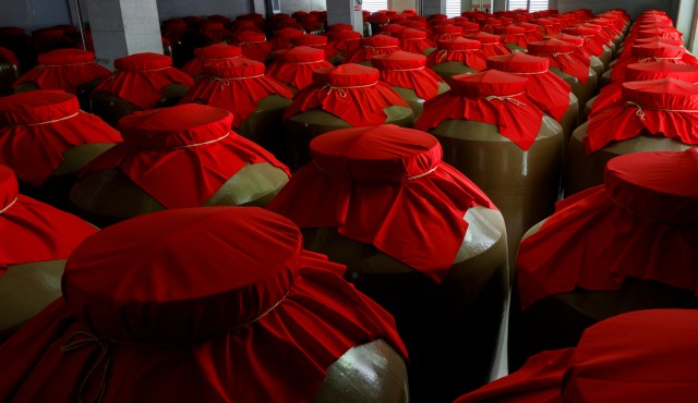 白酒行业单次投用规模最大五粮液8万吨陶坛酒库正式启用