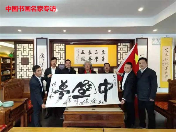 附:张育勤先生悬空书法创作花絮欣赏——供职单位:全国公安文联《中国