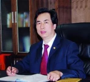 有时候世界上还真就有这么巧的事,偏偏周大生的创始人他也姓周,叫