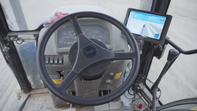 拖拉机进行了直线,曲线行驶等智能驾驶功能演示,不需要全程手扶方向盘