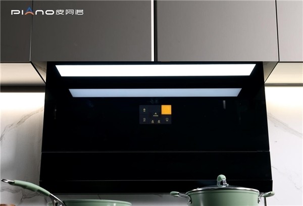 也重视厨房中的"油烟危害",选择全屋定制皮阿诺烹饪中心系列吸油烟机