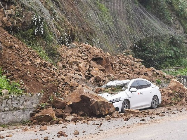 圖集四川蘆山發生61級地震受災民眾入住臨時安置點