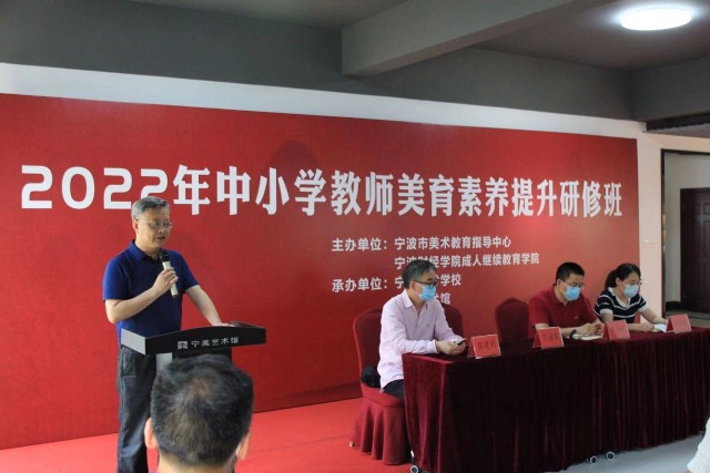 教师正聚精会神地聆听着掐丝珐琅非遗传承人张红娅老师讲授非遗传统工