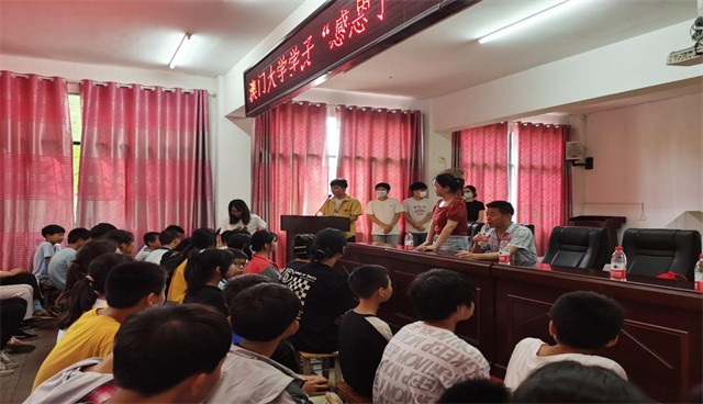 在大冶一中毕业,升入澳门大学学习的五名大学生来到了灵乡镇正义希望