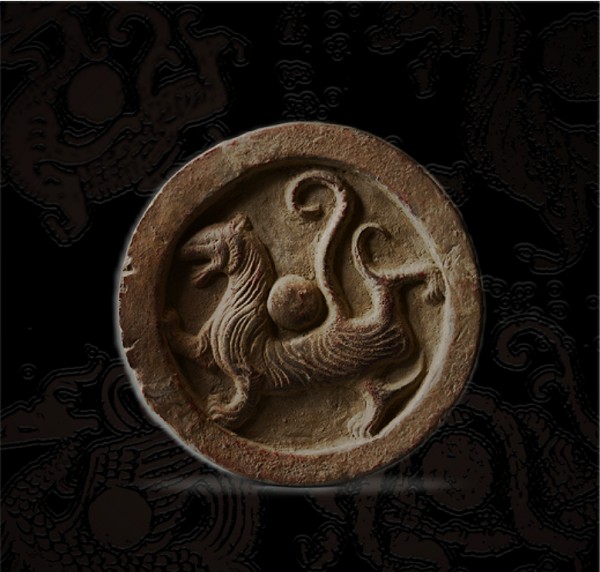 藏品种的青龙纹瓦当,直径19cm,当面为青龙形象,当心饰一中心圆,龙作