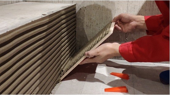 我试用后才发现用瓷砖胶施工其实省力很多,不用再湿墙,泡砖,很容