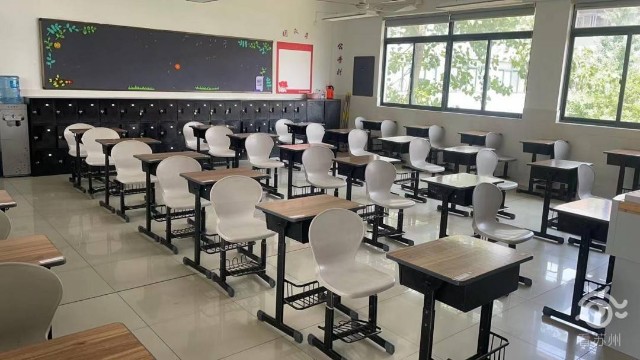 班主任会提醒学生们进考场时带上一件小外套.