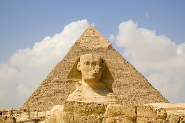 人头狮身金字塔图片
