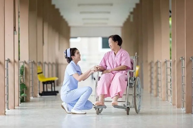 养老护理员缺口千万谁来照护2亿多老人