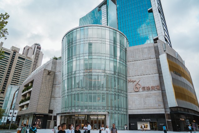 图片来源:图虫创意这座由香港开发商恒隆集团打造的商业综合体,包揽了