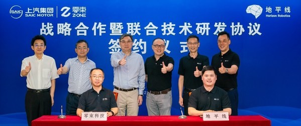 地平线与零束科技签约仪式<br>（后排从左至右）上汽集团副总裁、总工程师祖似杰，上汽集团总裁王晓秋，上汽集团董事长陈虹；地平线创始人兼首席科学家余凯博士，地平线总裁陈黎明博士；地平线首席生态官徐健博士。（前排从左至右）零束CEO李君，地平线副总裁兼智能驾驶产品线总经理张玉峰
