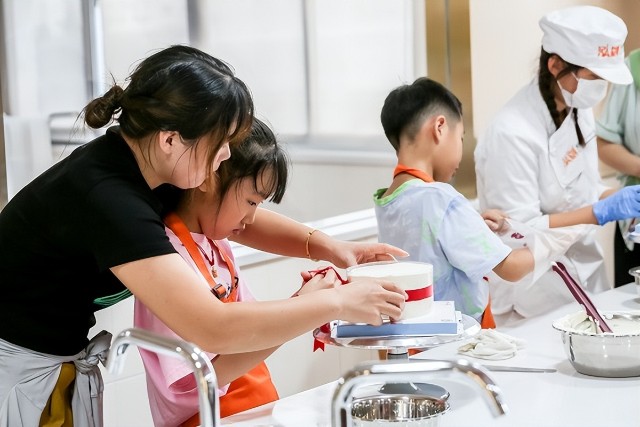 泓剑西点学院携手团魂街舞举办亲子蛋糕diy活动