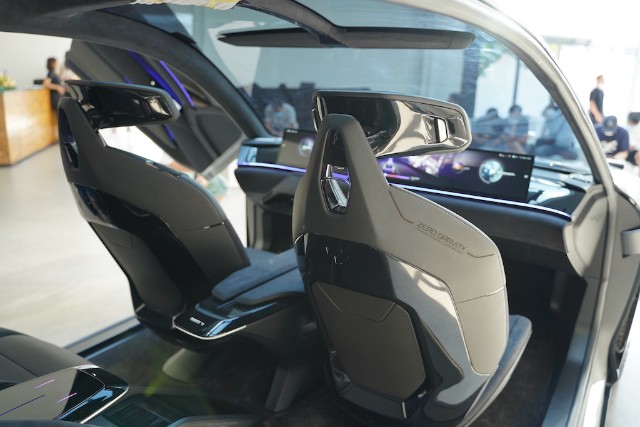 披着汽车外衣的智能机器人静态体验集度robo01概念车