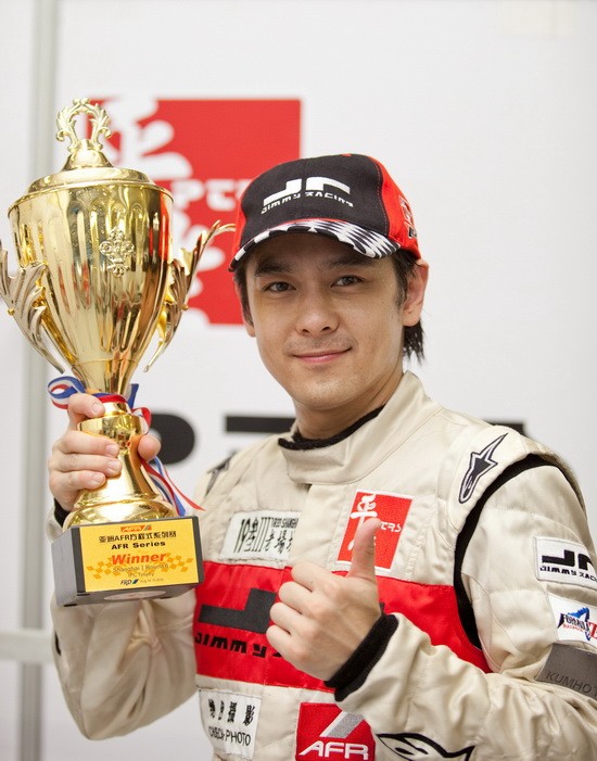 林志颖父子出车祸燃起大火特斯拉烧毁曾传言亚洲唯一f1赛车手