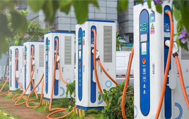 让电动汽车出得了城全国3974个高速公路服务区建成充电桩16721个