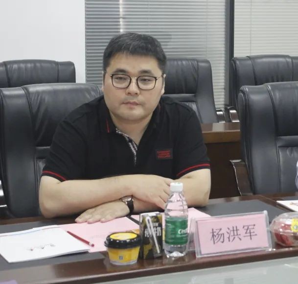 杨洪军副总裁随后,皇氏集团杨洪军副总裁就皇氏相关投资合作项目进行