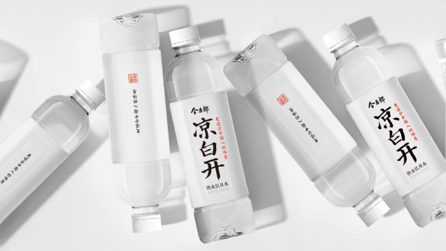 2016年今麦郎推出凉白开,高举熟水旗帜,并以物理杀菌的工艺创新,使得