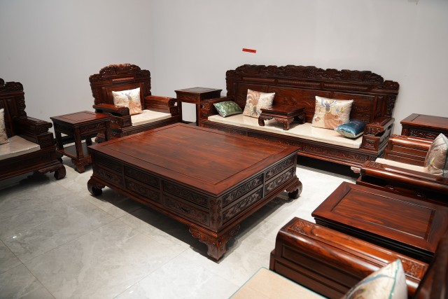 感受到红木家具的魅力,不过,实体店的款式有限