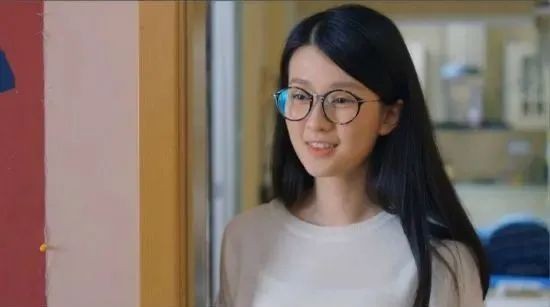 《少年派》剧照上学后,问题逐渐凸显出来:课堂上老师叫大家抄板书