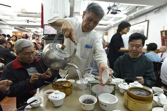 很喜欢酒楼的热闹气氛,担心再也喝不到莲香楼早茶