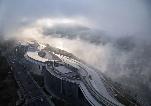 4座场馆的功能被置于大小不一的四个椭圆形体量中,隐藏于连续的悬浮