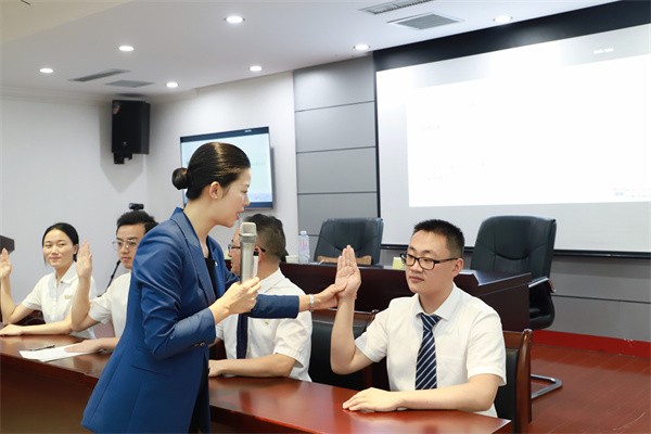 中国农业发展银行六盘水市分行:组织开展柜面服务礼仪培训活动