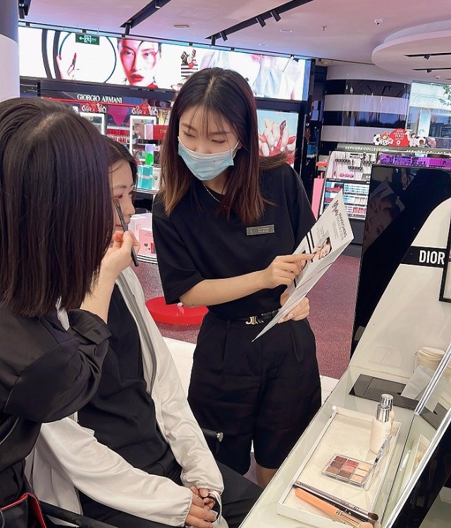美容顾问会用丝芙兰店内的产品为顾客局部化妆,分享现在比如眼妆或者