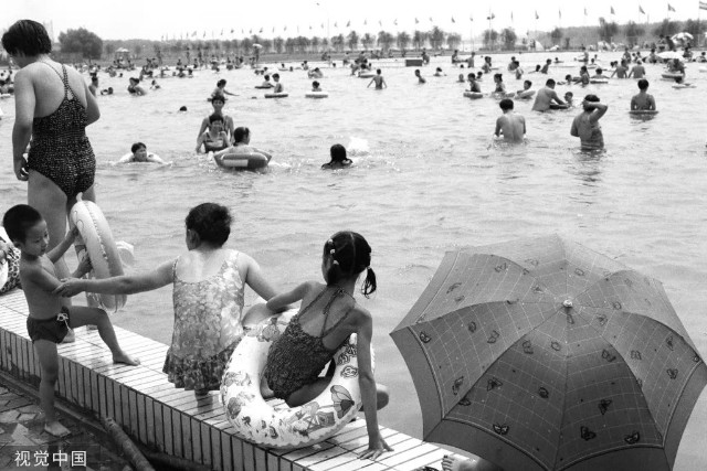 其实在海滨,运河,小湖,游泳池 哪里都有他们快乐的身影蓝天碧水,暑期